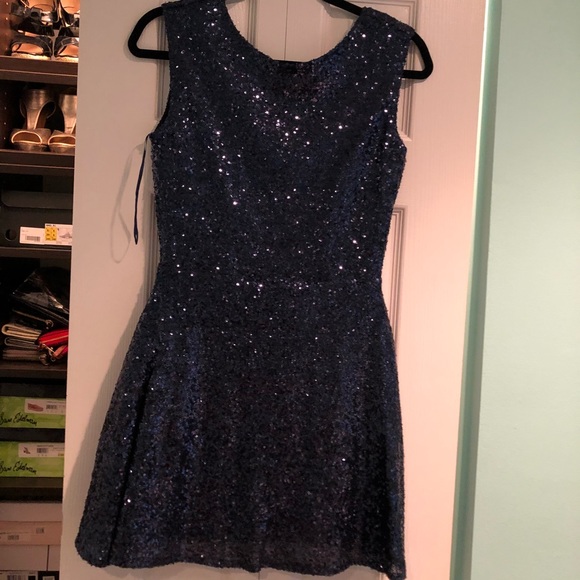 Blue sequin cocktail dress with open back - Picture 2 of 3